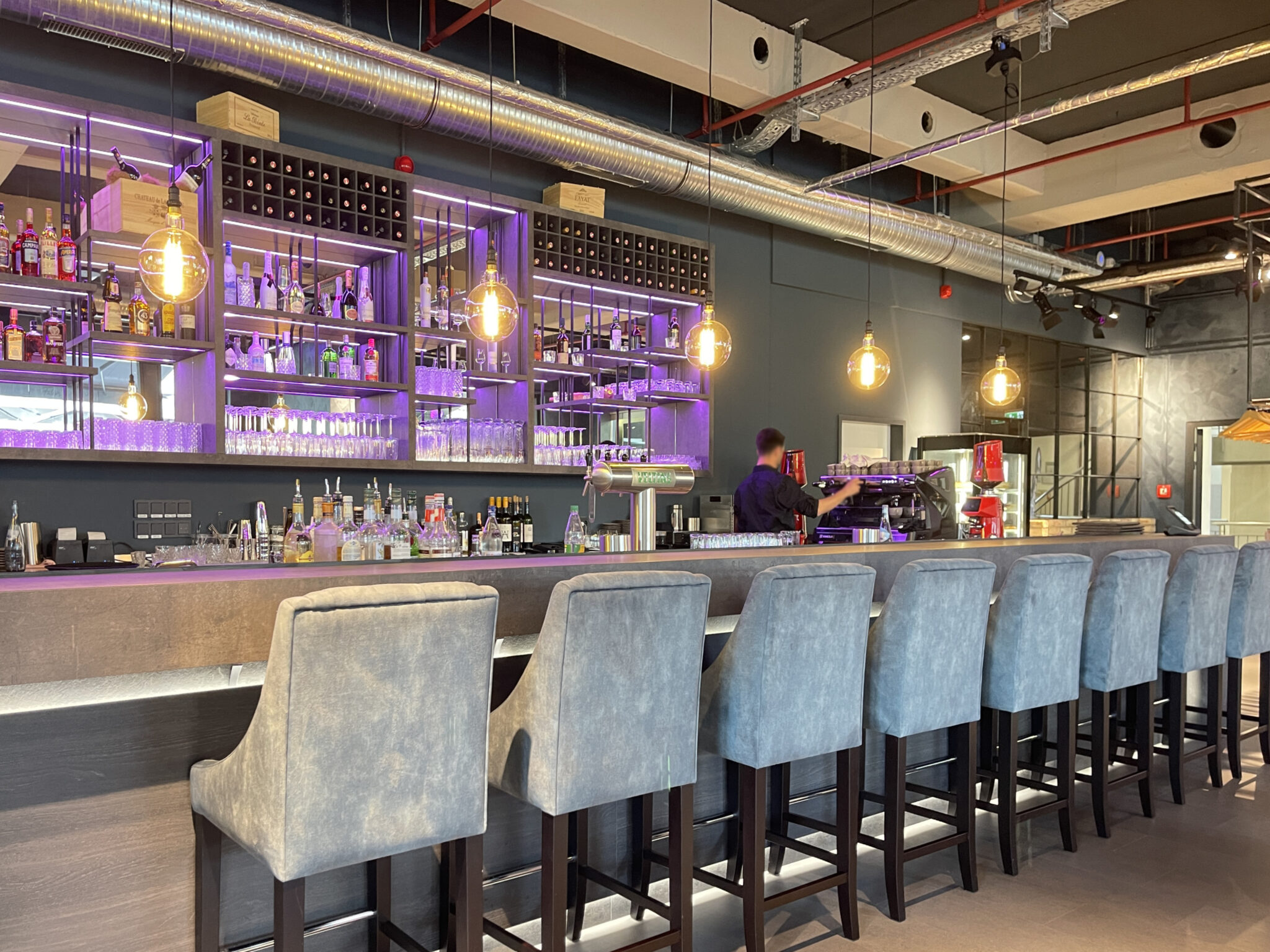 Geschwender Innenausbau-Thekenbau Gastronomie-Theke-Empfang hochwertig