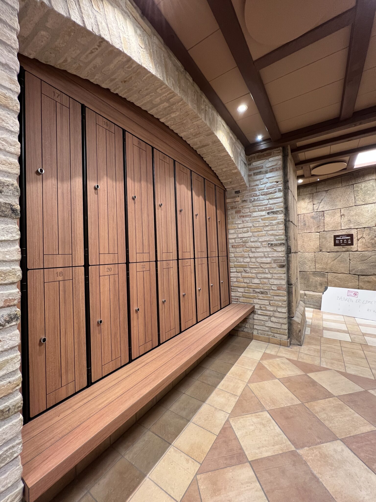 Geschwender Innenausbau-Wellnessanlage-Schrank mit Bank-Rolmolus