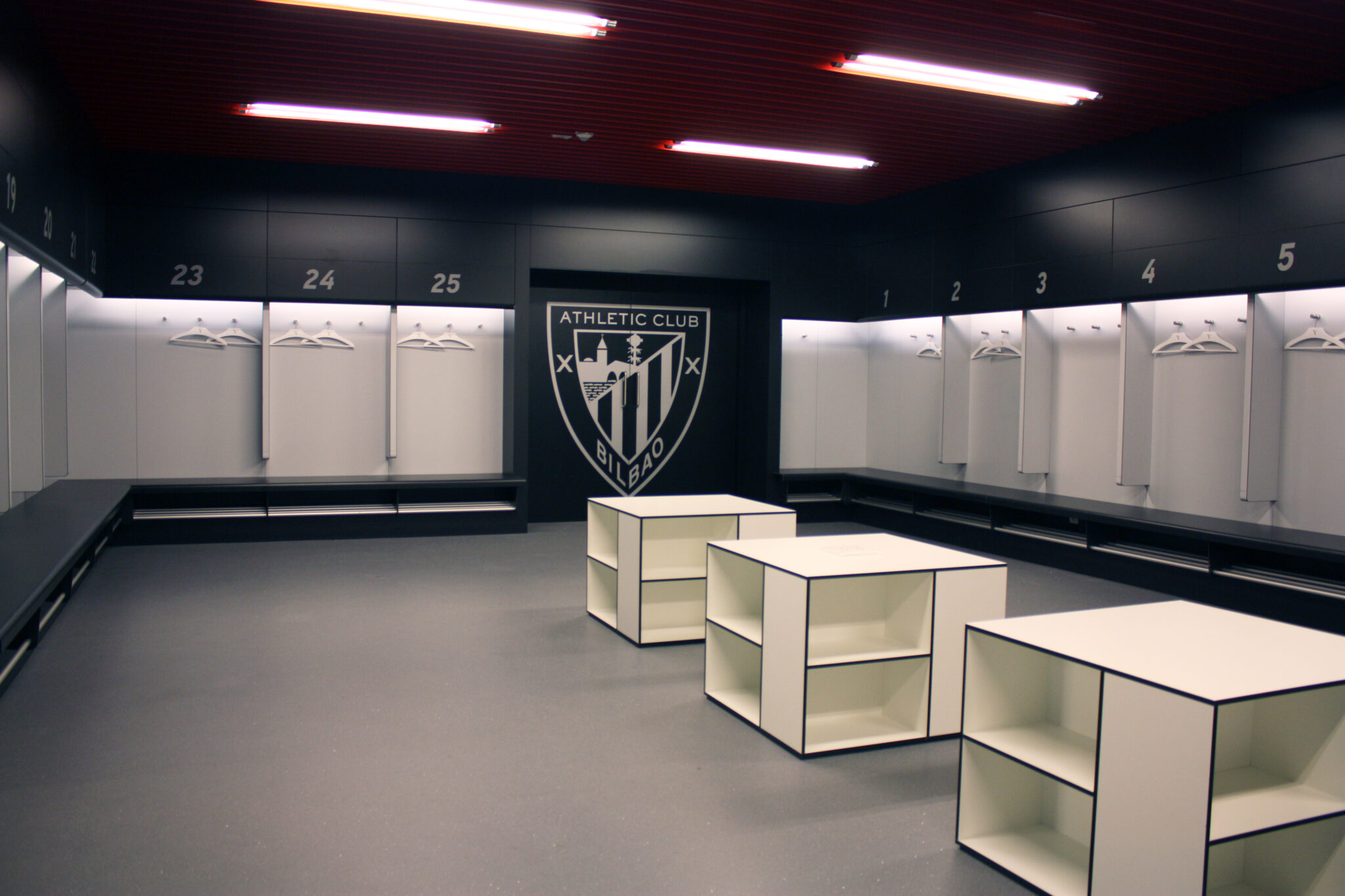 innenausbau spielerkabinen-umkleide-umkeidekabinen fussballspieler-weiss-schwarz-rot-bilbao-san mames stadion-spanien (1)