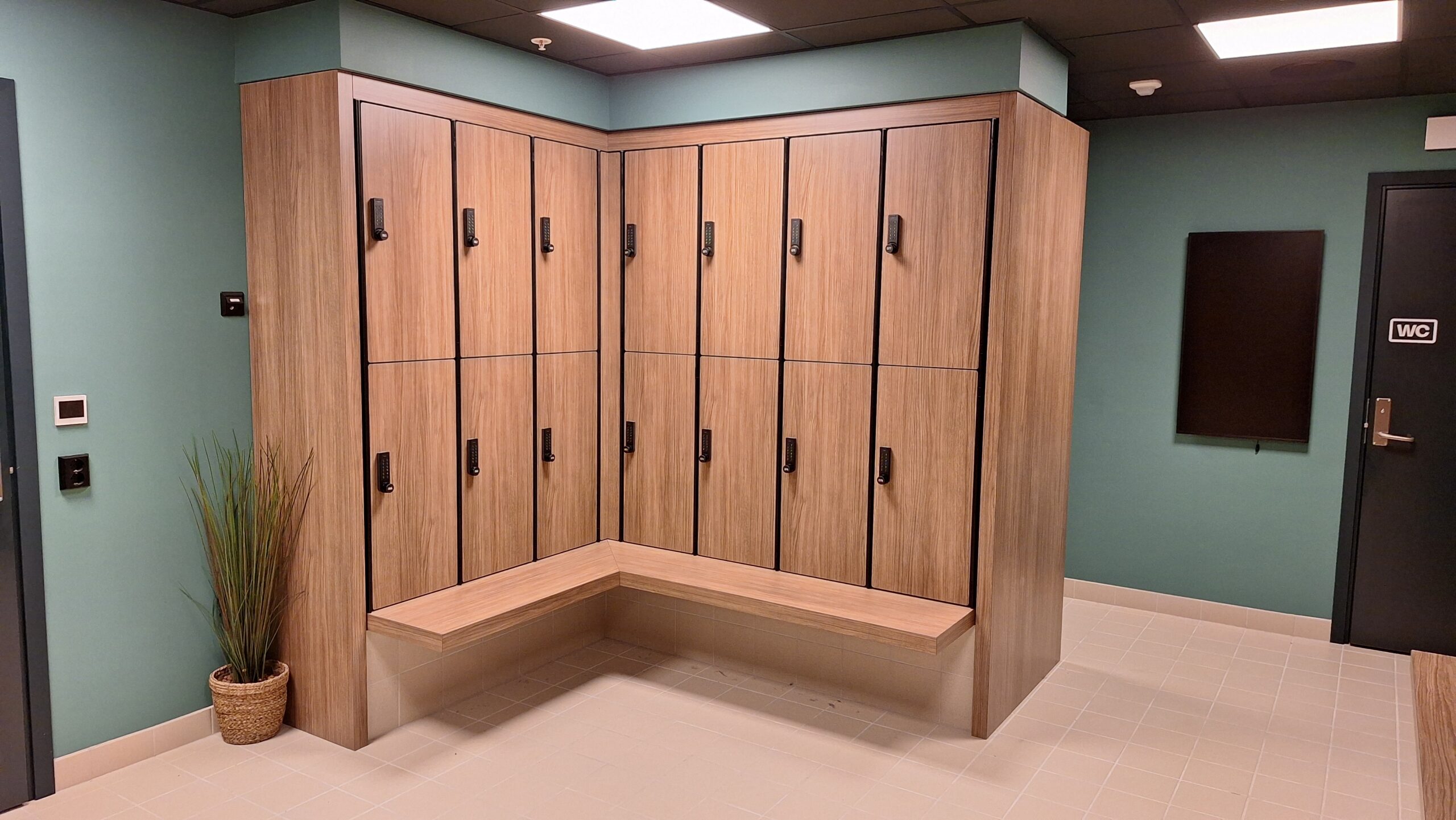 Umkleide für Fitnessstudio, Spinde und Bank