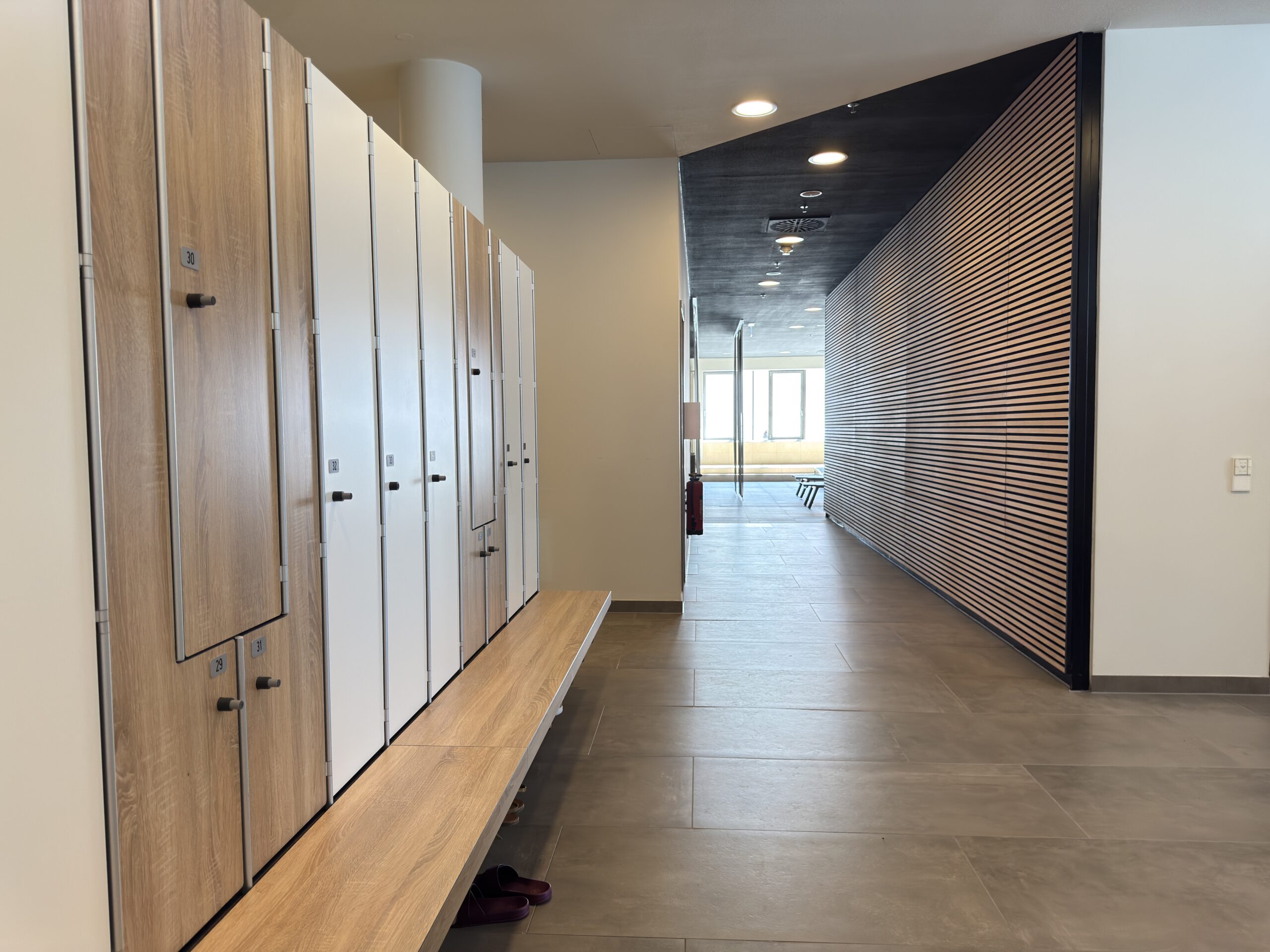 Innenausbau Umkleidekabine Fitnessstudio_Geschwender Innenausbau
