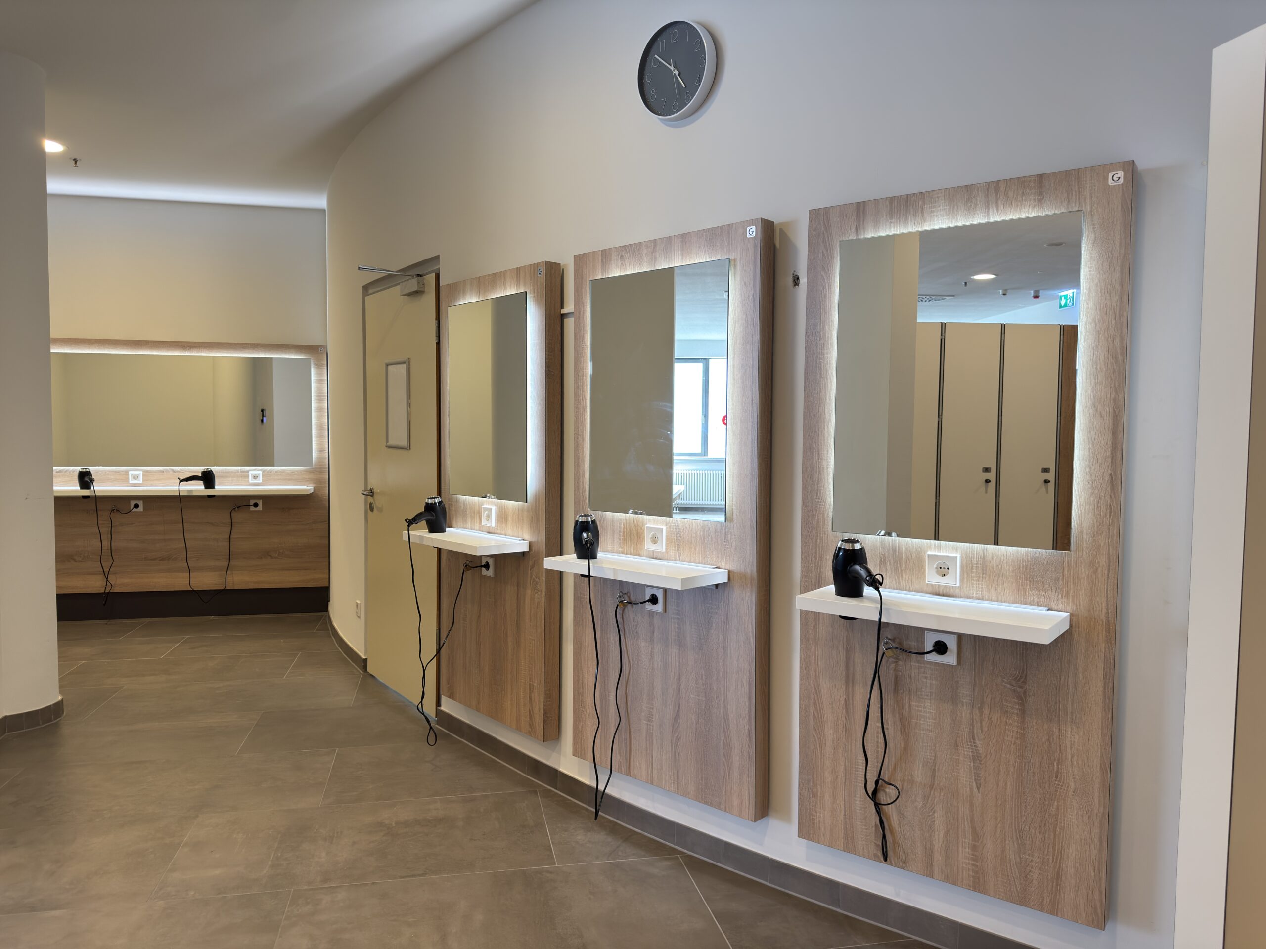 Innenausbau Umkleidekabine Fitnessstudio_Geschwender Innenausbau